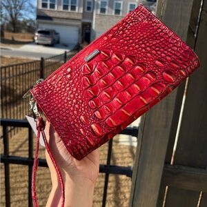 🚨SALE🚨🤩❤️NWT Brahmin Crimson Melbourne Daisy Wristlet❤️🤩